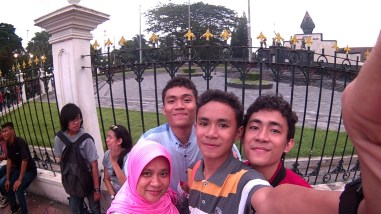 foto bersama di luar monumen serangan umum sebelas maret Yogyakarta