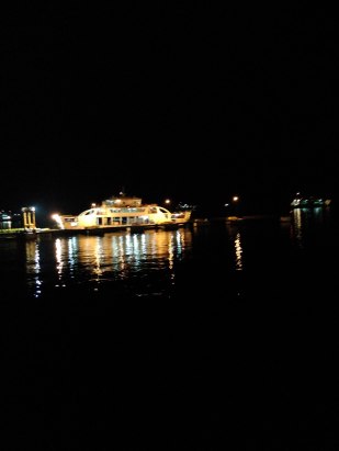 Perjalanan dari pelabuhan ketapang menuju, pelabuhan Gilimanuk BALI !! terlihat warna kapal yang begitu indah, menerangi gundahnya malam kala itu..